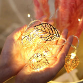 Lichterketten mit goldenen Blättern